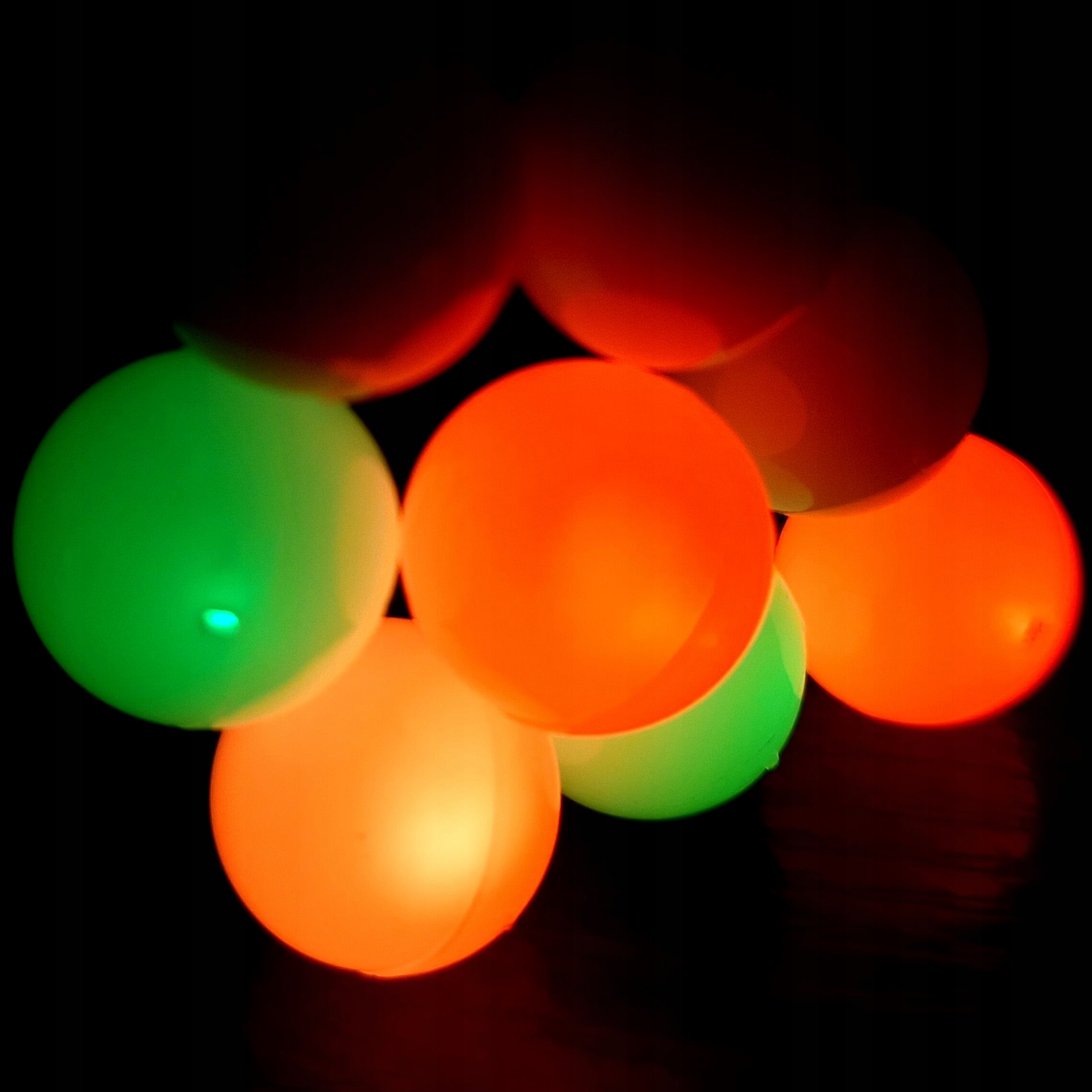 8-led-guliciek-farebna-solarna-dekoracia-na-terasu-balkon